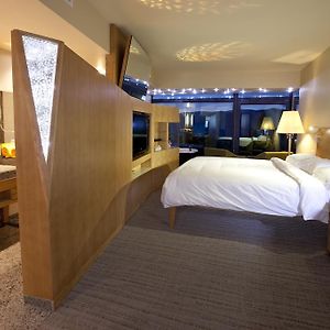 Superior King Room Lake View