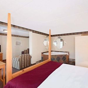 1 Queen Bed Jetted Tub Suite Main Level