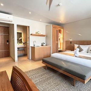 Deluxe Room Pool Access